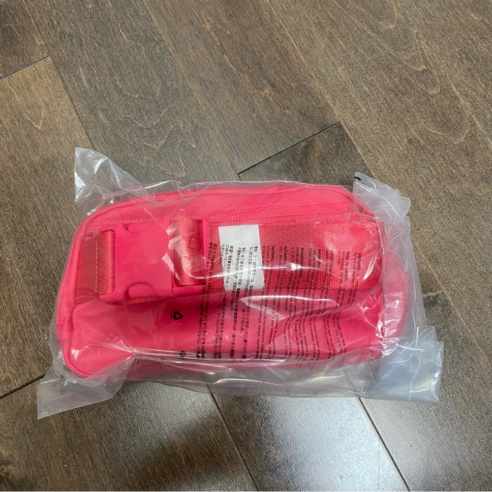 NWT Lululemon Everywhere Belt Bag 1L (Lipgloss) - Picture 6 of 7